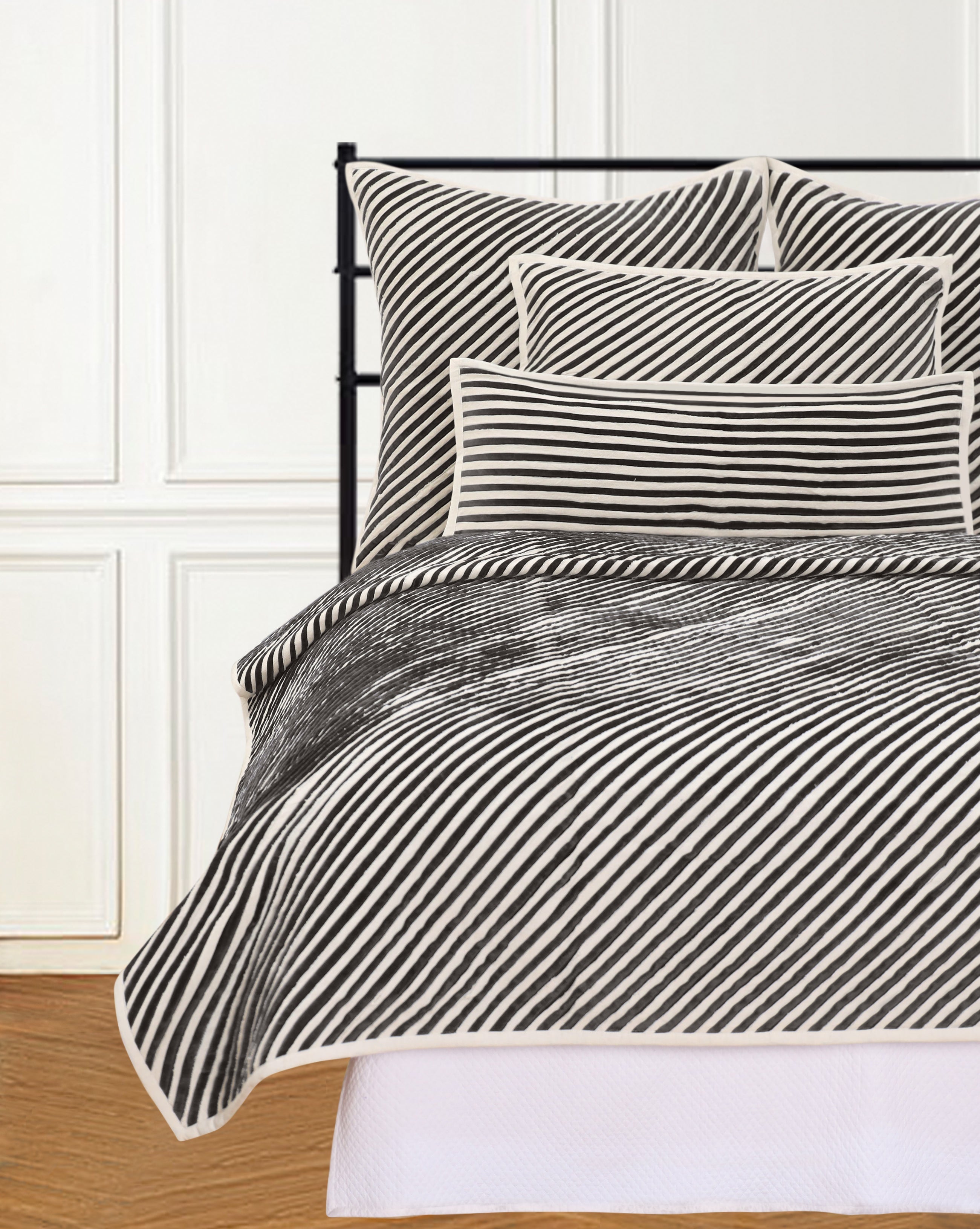 MICAH KING QUILT BLACK & NATURAL