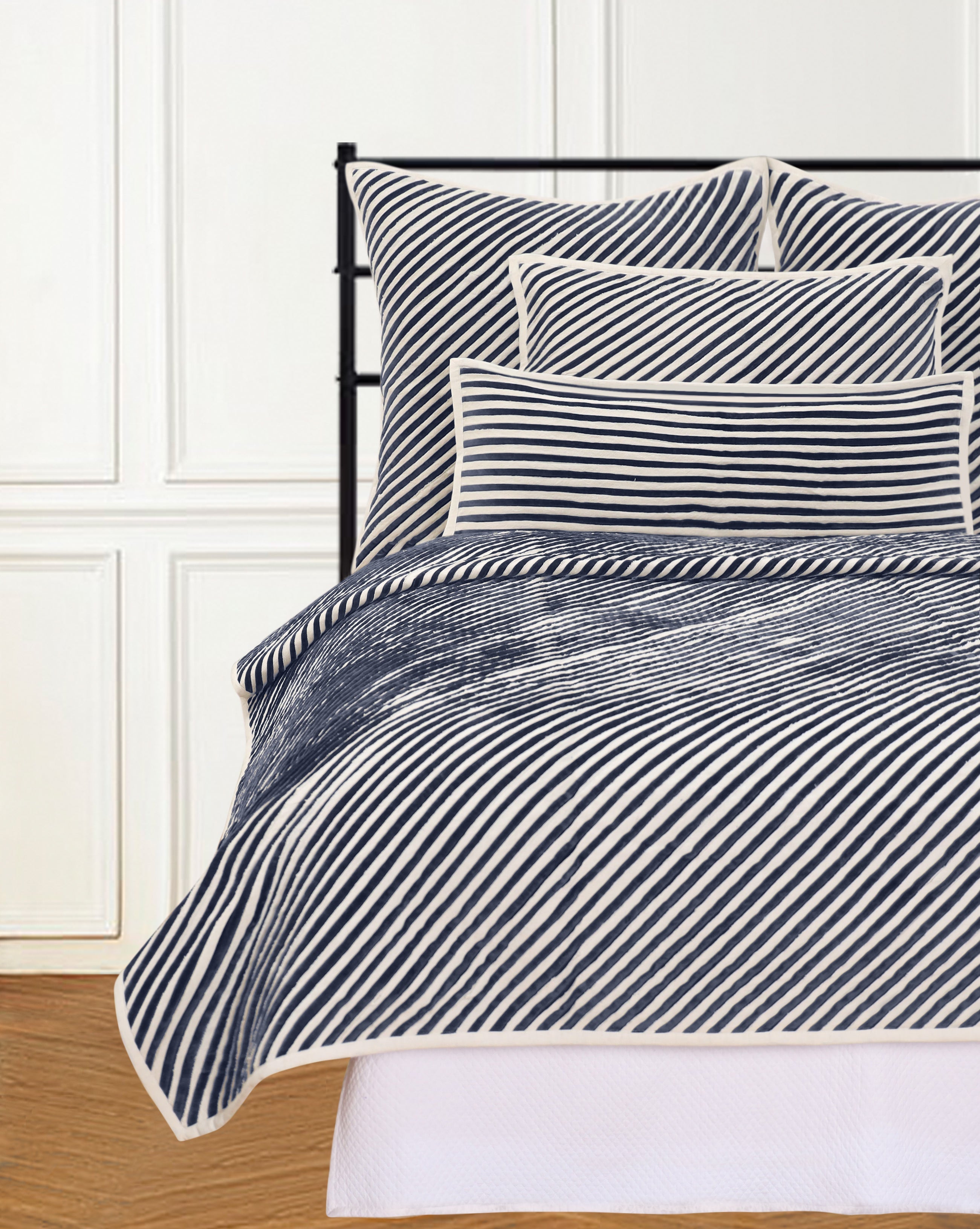 MICAH QUEEN QUILT INDIGO & NATURAL