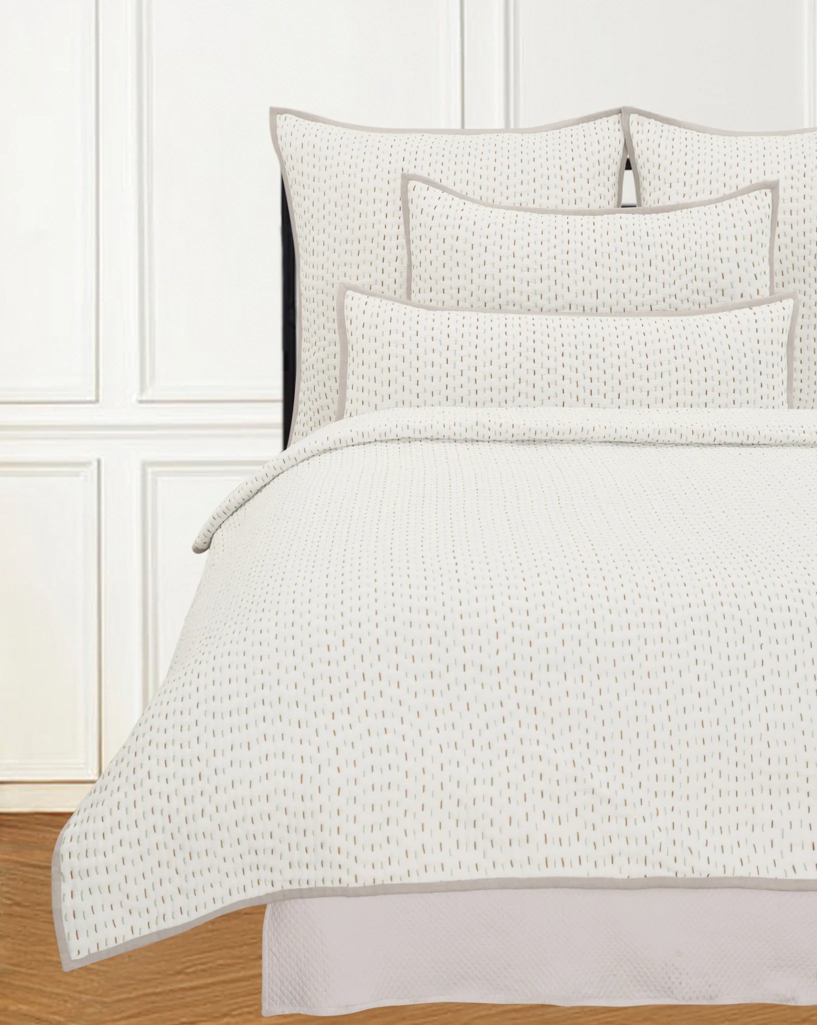 MAYA QUEEN QUILT SHADES OF CREAM